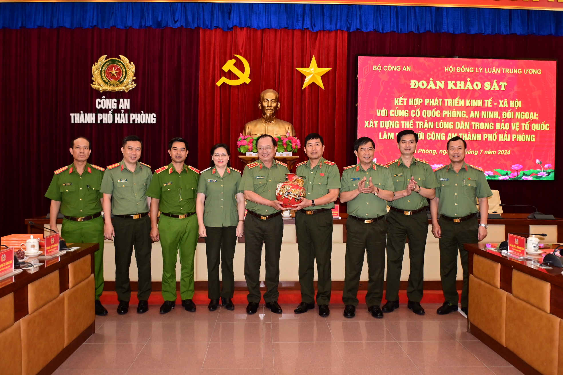 Đoàn khảo sát Kết hợp phát triển kinh tế-xã hội với củng cố quốc phòng, an ninh, đối ngoại; xây dựng thế trận lòng dân trong bảo vệ Tổ quốc tại Hải Phòng